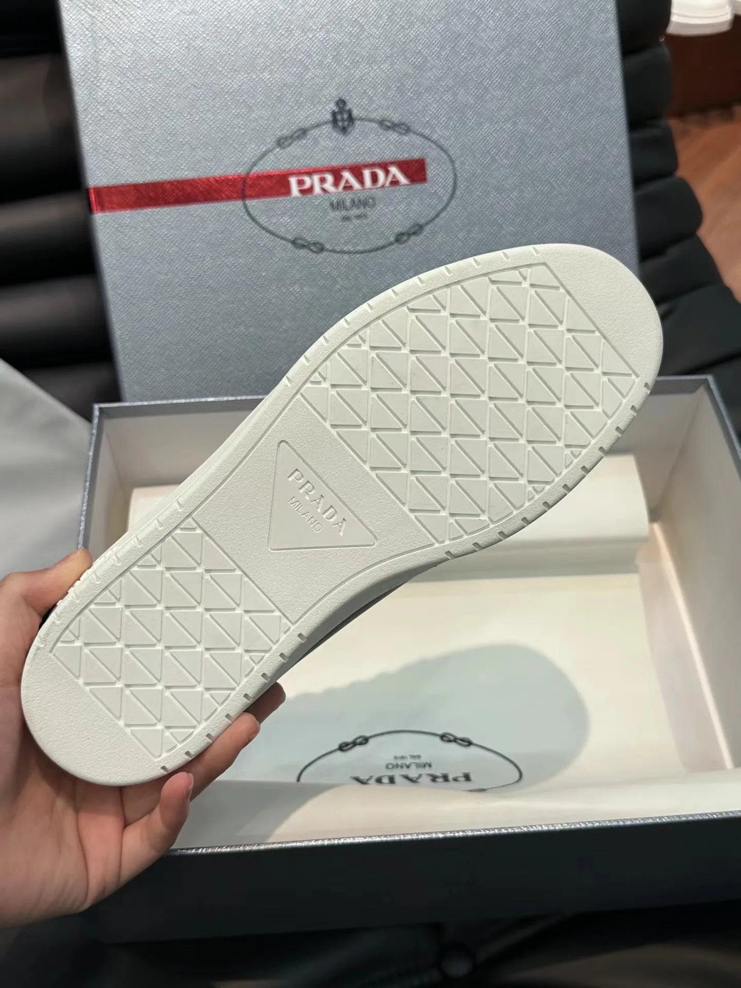 P380 Yuan 38-45 Prada Prada’s new men’s leather sports shoes, the highest version on the market, any comparison is welcome🆚! The original leather has excellent texture and is super high-end! Fetal sheep net lining imported from Italy, removable pad! Luxurious materials and fine workmanship, highly recommended!